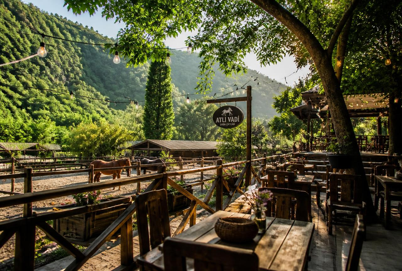 Ağaçların altında kurulmuş ahşap masalarla çiftlik cafe terası